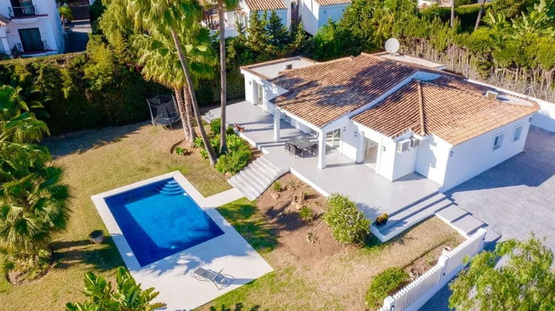 Detached Villa in Estepona, Costa del Sol – 4 beds – 1595000 €