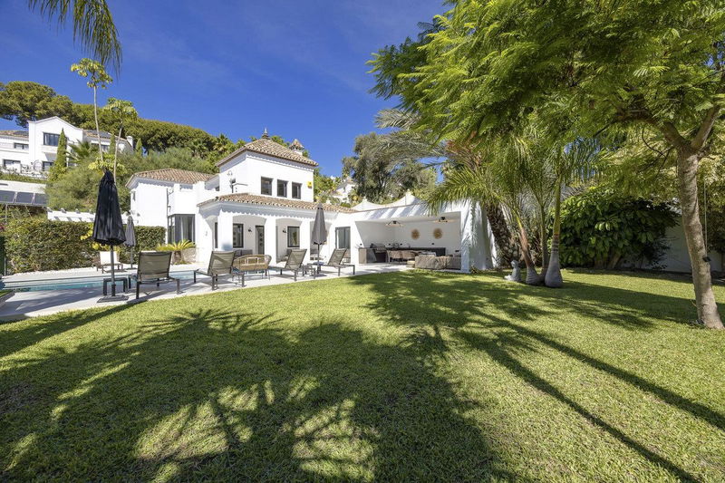 Detached Villa in El Paraiso, Costa del Sol – 5 beds – 1998000 €