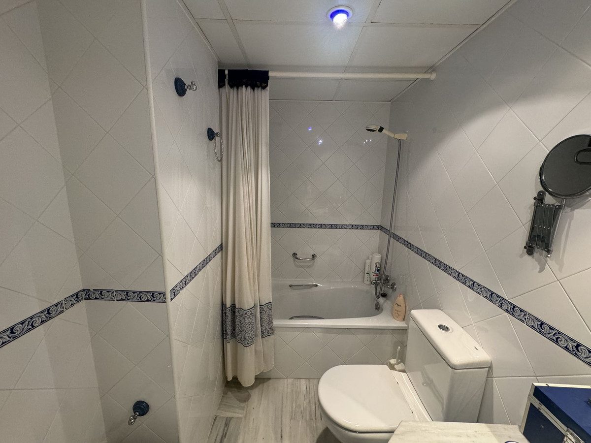 Middle Floor Apartment in Torremolinos, Costa del Sol – 3 beds – 550000 € - photo 16 of 32
