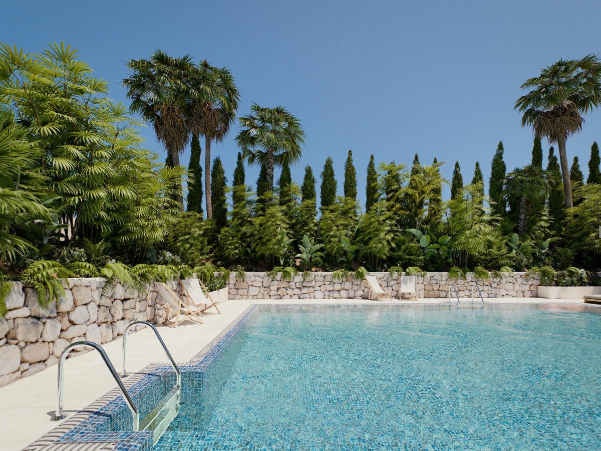 Middle Floor Apartment in Estepona, Costa del Sol – 2 beds – 600000 € - photo 22 of 27