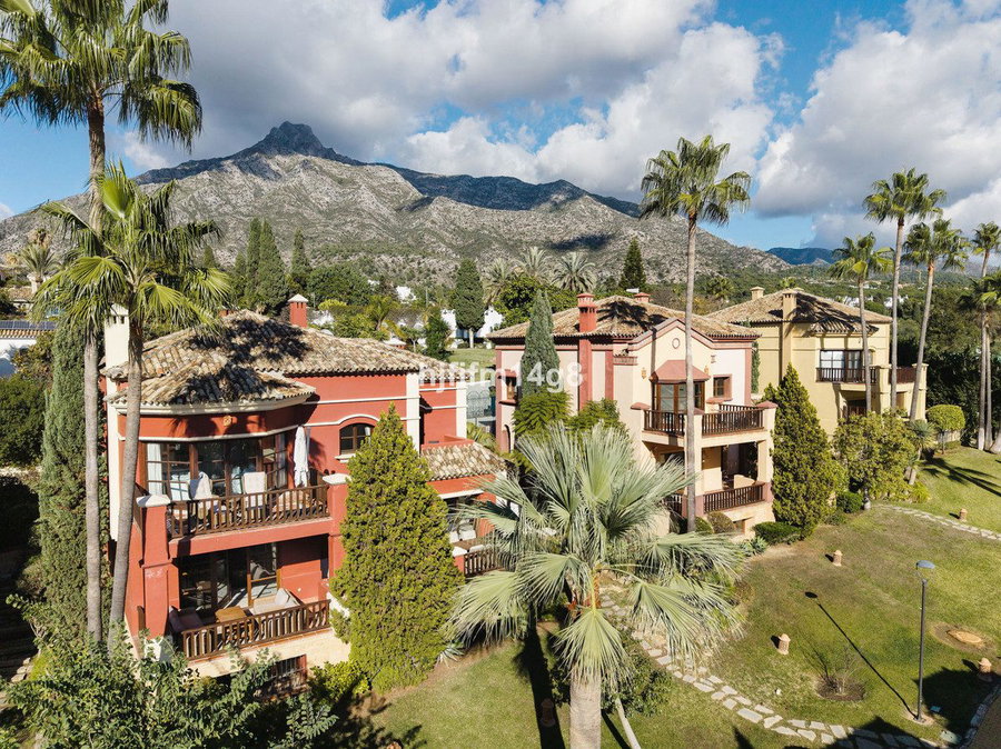 Detached Villa in Marbella, Costa del Sol – 6 beds – 2200000 € - photo 1 of 34