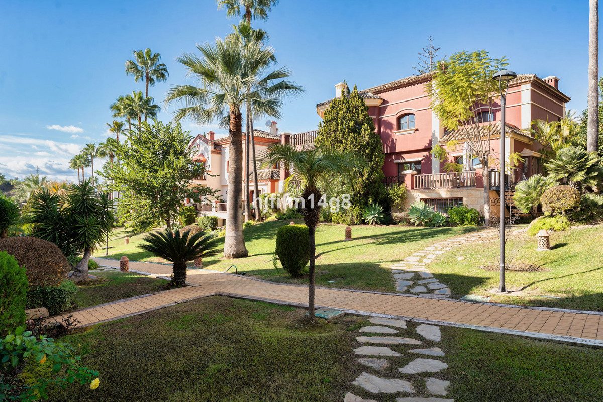 Detached Villa in Marbella, Costa del Sol – 6 beds – 2200000 € - photo 4 of 34