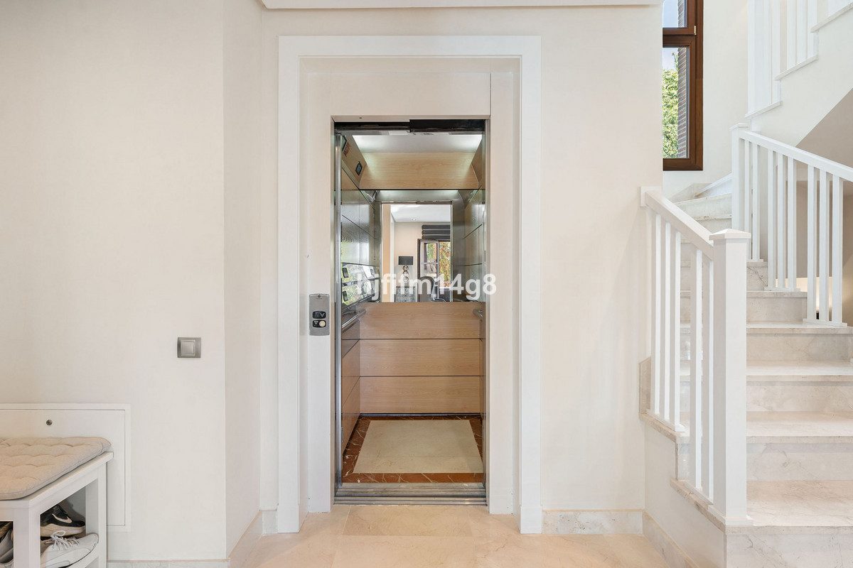 Detached Villa in Marbella, Costa del Sol – 6 beds – 2200000 € - photo 14 of 34