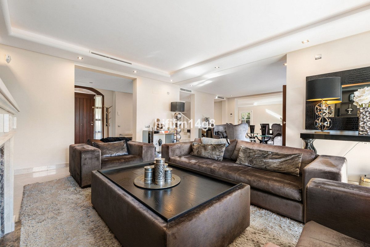 Detached Villa in Marbella, Costa del Sol – 6 beds – 2200000 € - photo 15 of 34