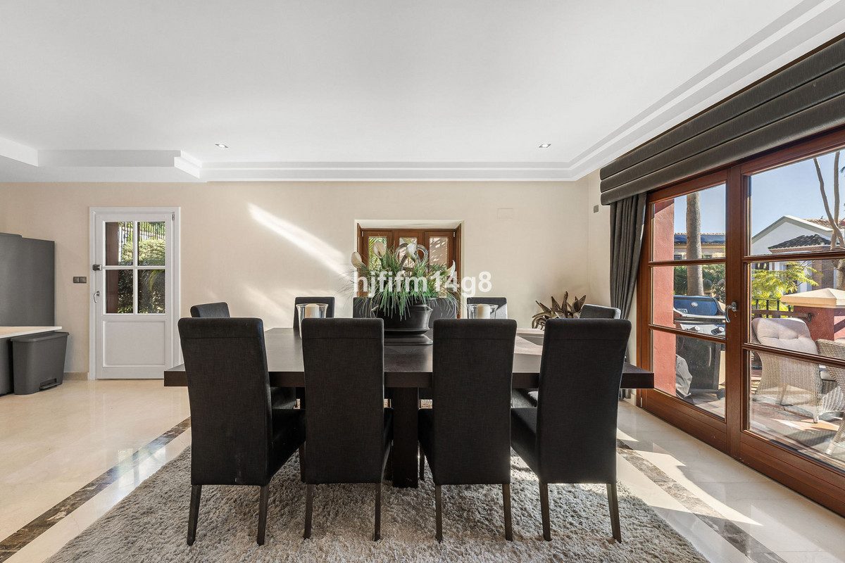 Detached Villa in Marbella, Costa del Sol – 6 beds – 2200000 € - photo 16 of 34