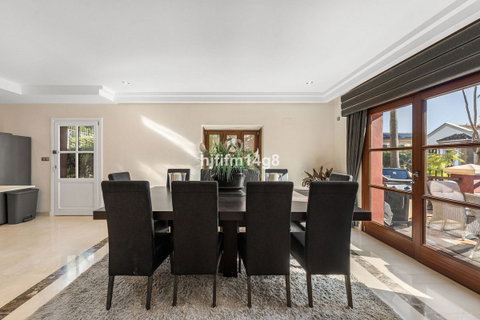 Detached Villa in Marbella, Costa del Sol – 6 beds – 2200000 € - photo 16 of 34