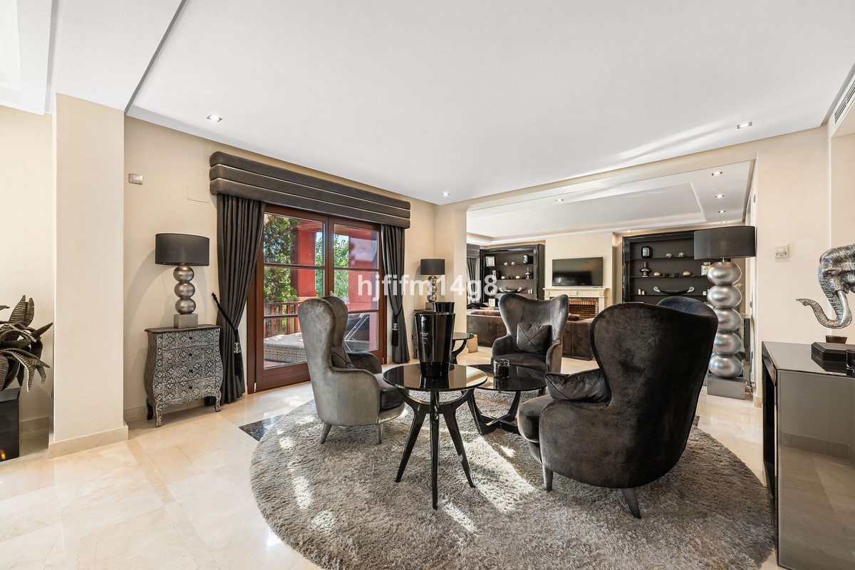 Detached Villa in Marbella, Costa del Sol – 6 beds – 2200000 € - photo 17 of 34
