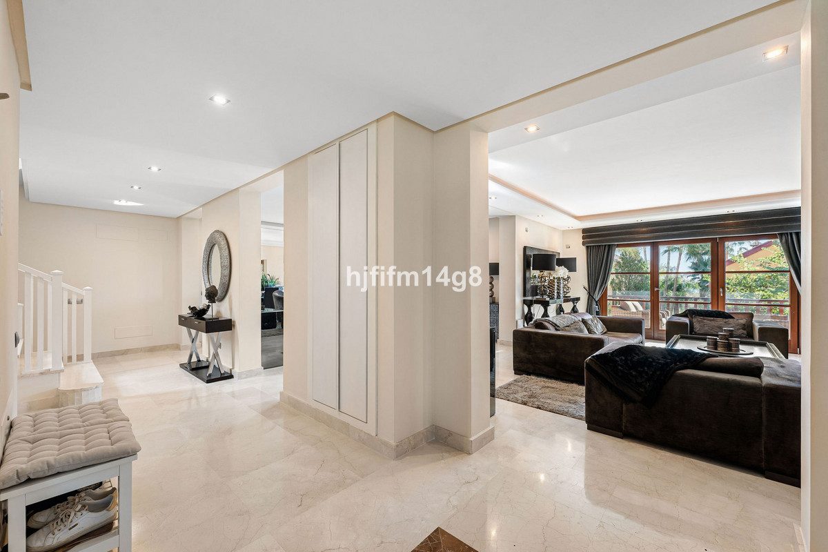 Detached Villa in Marbella, Costa del Sol – 6 beds – 2200000 € - photo 21 of 34