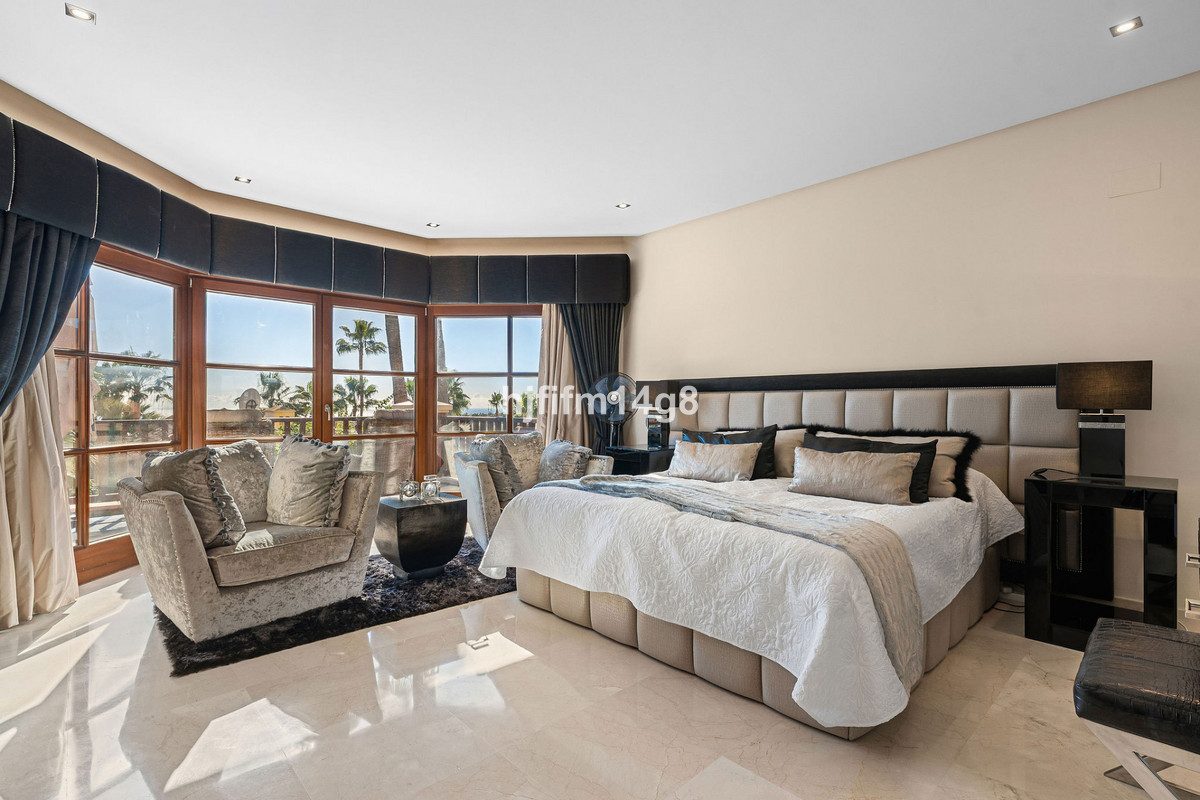 Detached Villa in Marbella, Costa del Sol – 6 beds – 2200000 € - photo 22 of 34