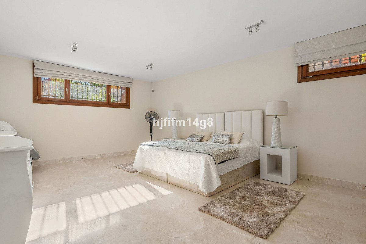 Detached Villa in Marbella, Costa del Sol – 6 beds – 2200000 € - photo 30 of 34