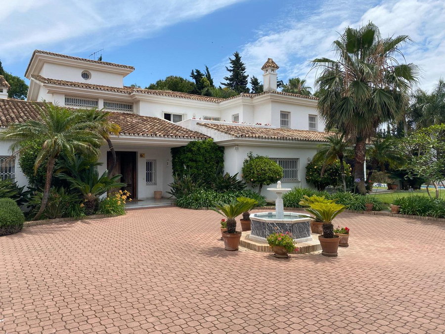 Detached Villa in Marbella, Costa del Sol – 8 beds – 6000000 € - photo 1 of 50