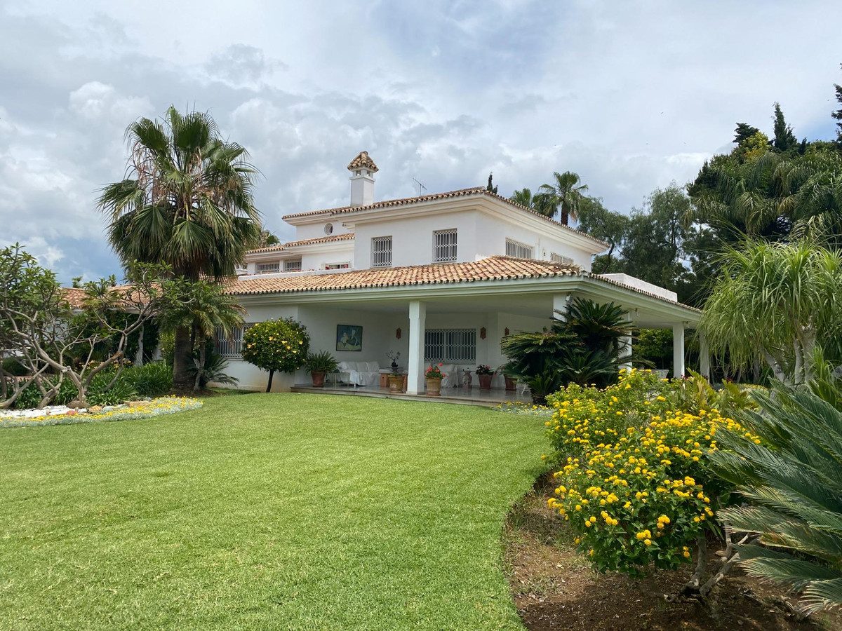 Detached Villa in Marbella, Costa del Sol – 8 beds – 6000000 € - photo 2 of 50