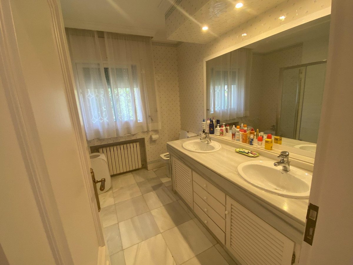 Detached Villa in Marbella, Costa del Sol – 8 beds – 6000000 € - photo 36 of 50