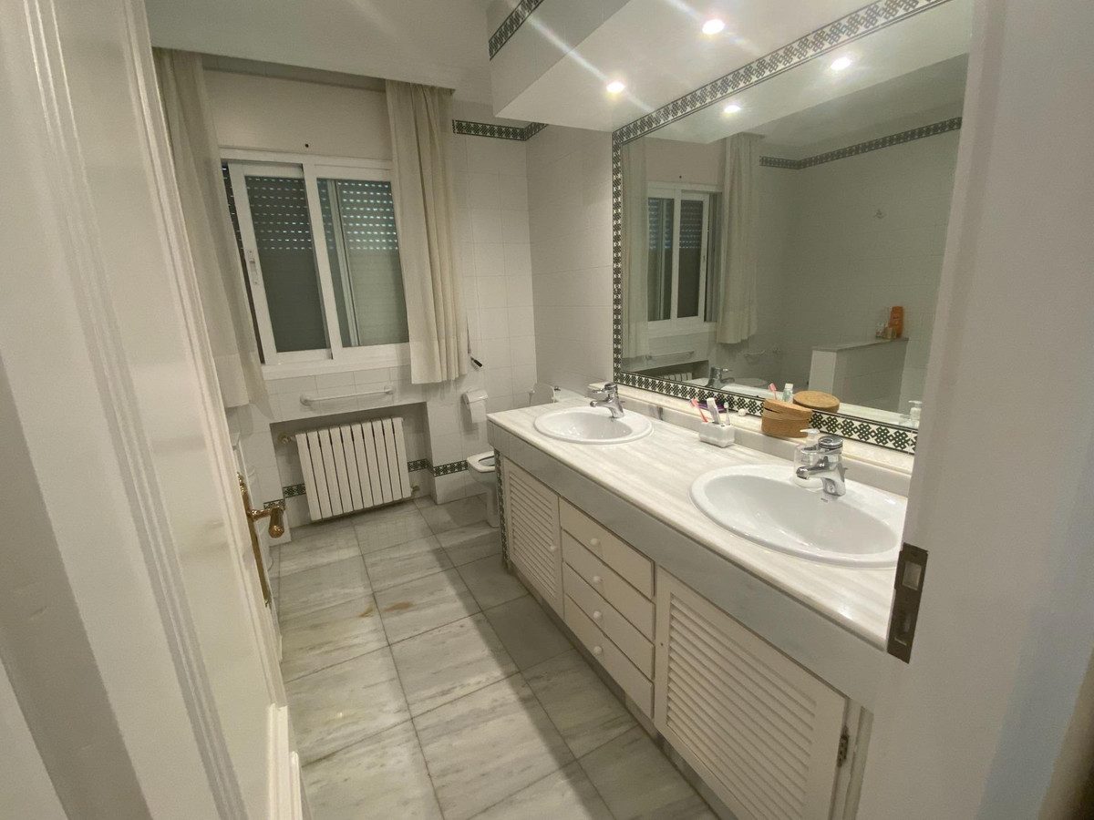 Detached Villa in Marbella, Costa del Sol – 8 beds – 6000000 € - photo 37 of 50