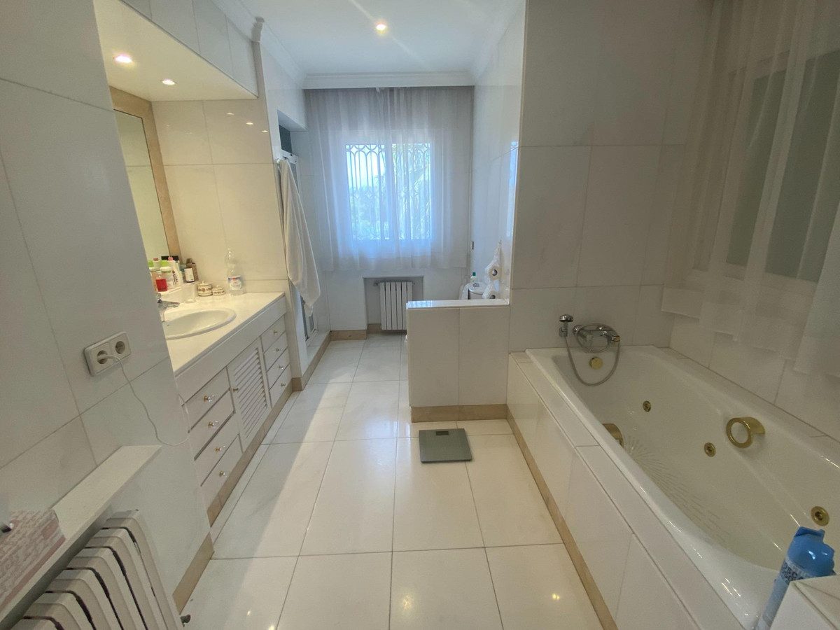 Detached Villa in Marbella, Costa del Sol – 8 beds – 6000000 € - photo 40 of 50