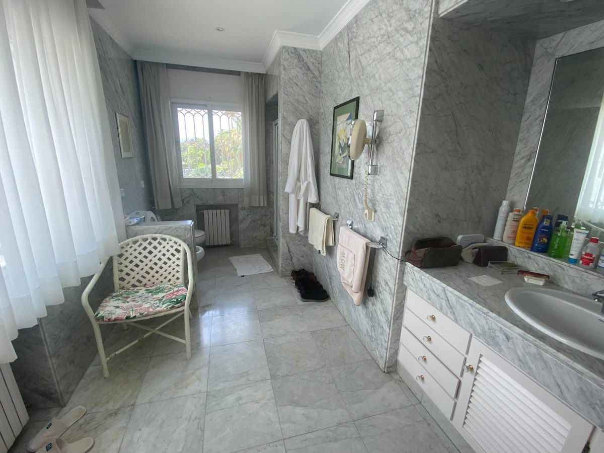 Detached Villa in Marbella, Costa del Sol – 8 beds – 6000000 € - photo 41 of 50