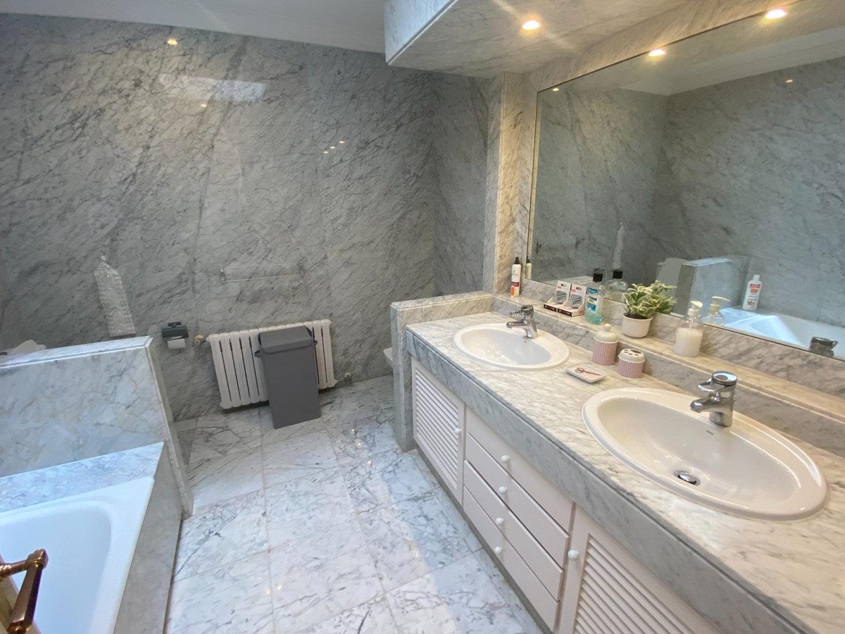 Detached Villa in Marbella, Costa del Sol – 8 beds – 6000000 € - photo 43 of 50
