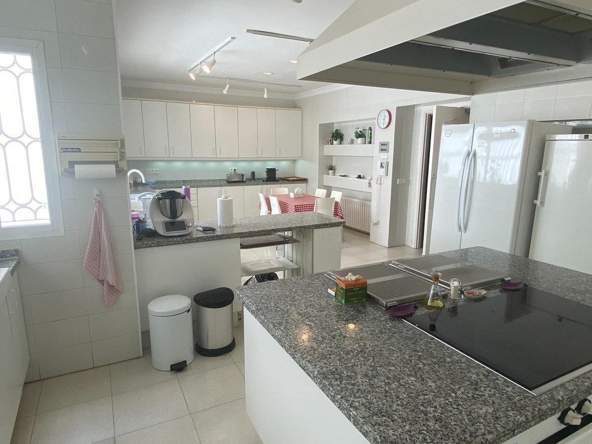 Detached Villa in Marbella, Costa del Sol – 8 beds – 6000000 € - photo 46 of 50