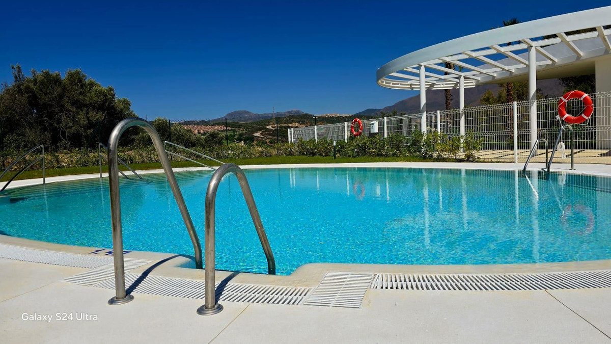 Middle Floor Apartment in Estepona, Costa del Sol – 3 beds – 499000 € - photo 28 of 34