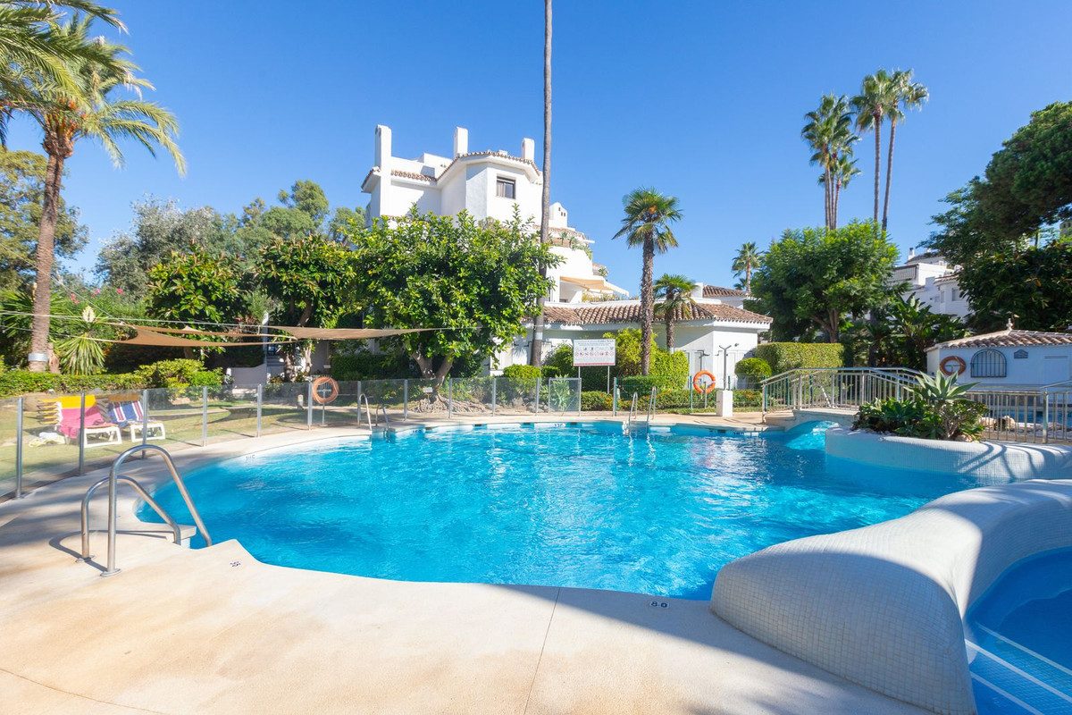 Middle Floor Apartment in Marbella, Costa del Sol – 2 beds – 395000 € - photo 1 of 12