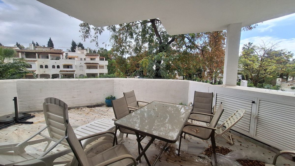 Middle Floor Apartment in Marbella, Costa del Sol – 2 beds – 395000 € - photo 2 of 12