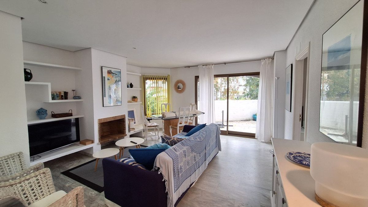 Middle Floor Apartment in Marbella, Costa del Sol – 2 beds – 395000 € - photo 3 of 12