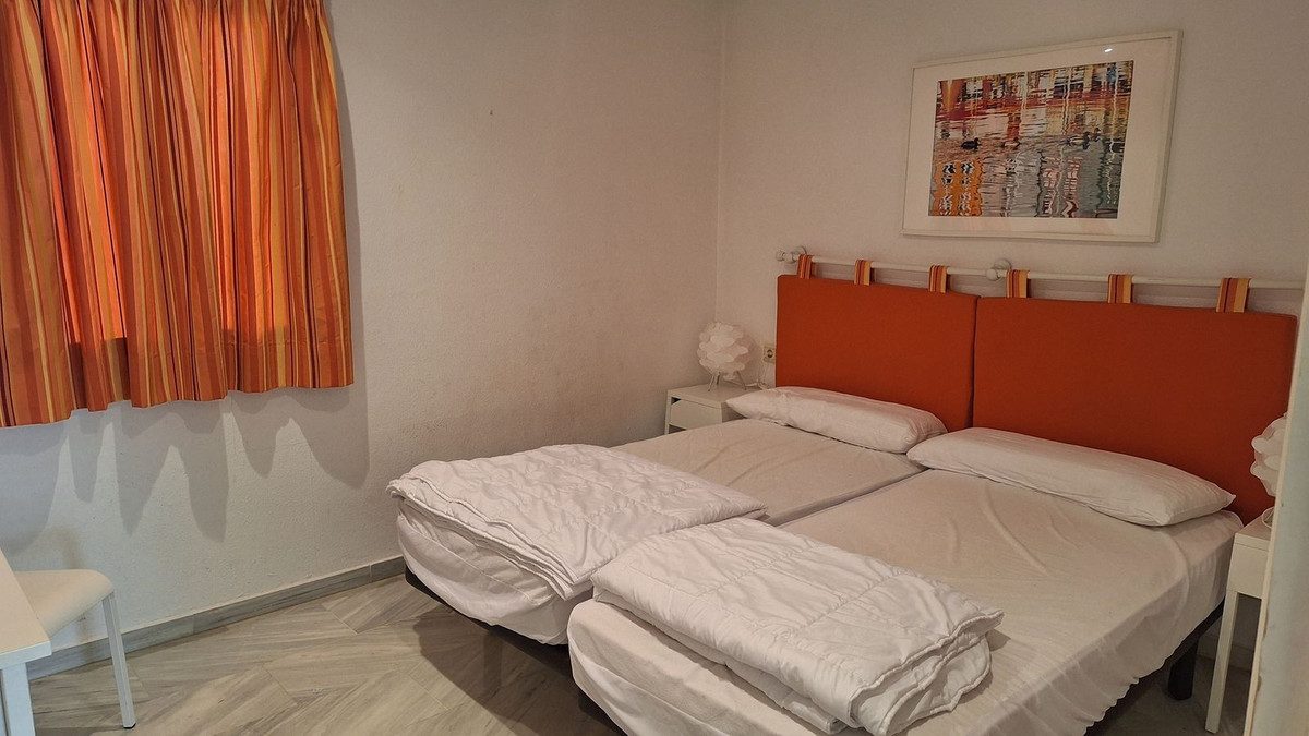 Middle Floor Apartment in Marbella, Costa del Sol – 2 beds – 395000 € - photo 5 of 12