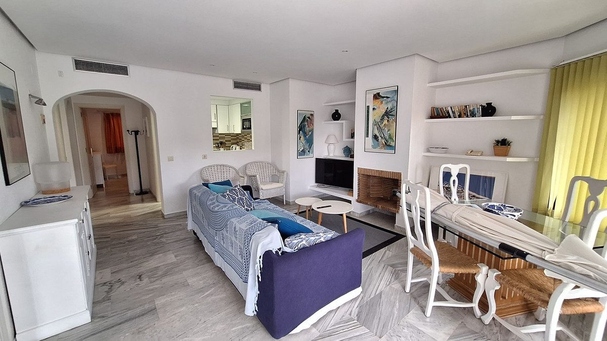 Middle Floor Apartment in Marbella, Costa del Sol – 2 beds – 395000 € - photo 6 of 12