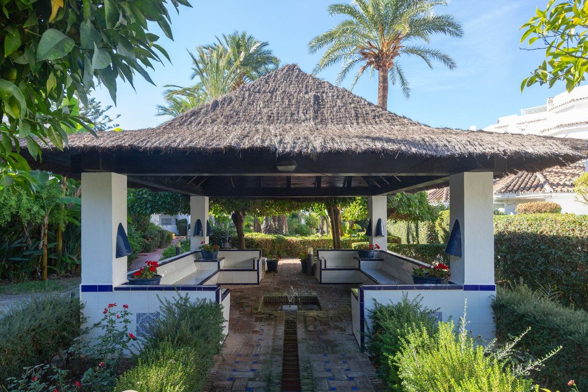 Middle Floor Apartment in Marbella, Costa del Sol – 2 beds – 395000 € - photo 7 of 12