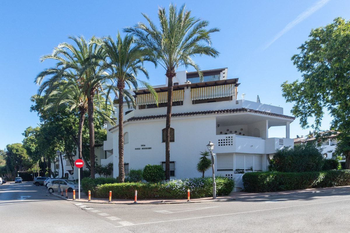 Middle Floor Apartment in Marbella, Costa del Sol – 2 beds – 395000 € - photo 8 of 12