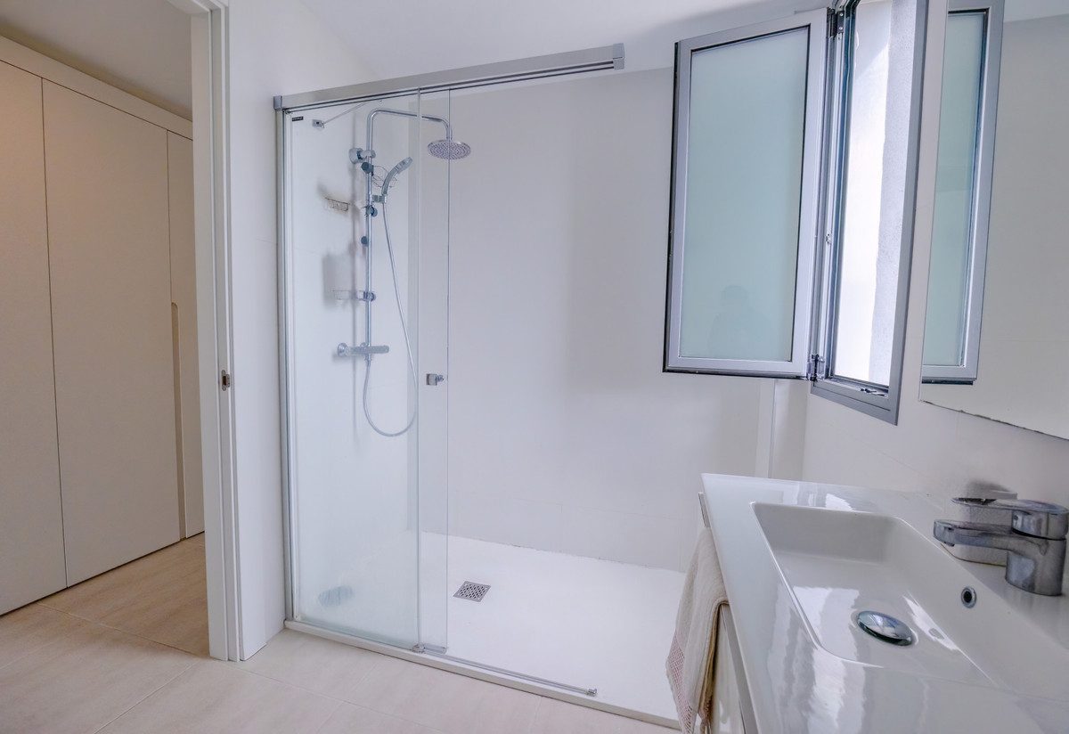 Middle Floor Apartment in Estepona, Costa del Sol – 2 beds – 515000 € - photo 7 of 50