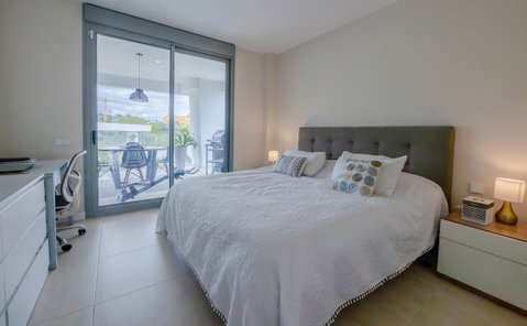 Middle Floor Apartment in Estepona, Costa del Sol – 2 beds – 515000 € - photo 8 of 50