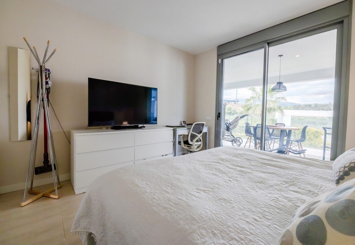 Middle Floor Apartment in Estepona, Costa del Sol – 2 beds – 515000 € - photo 9 of 50