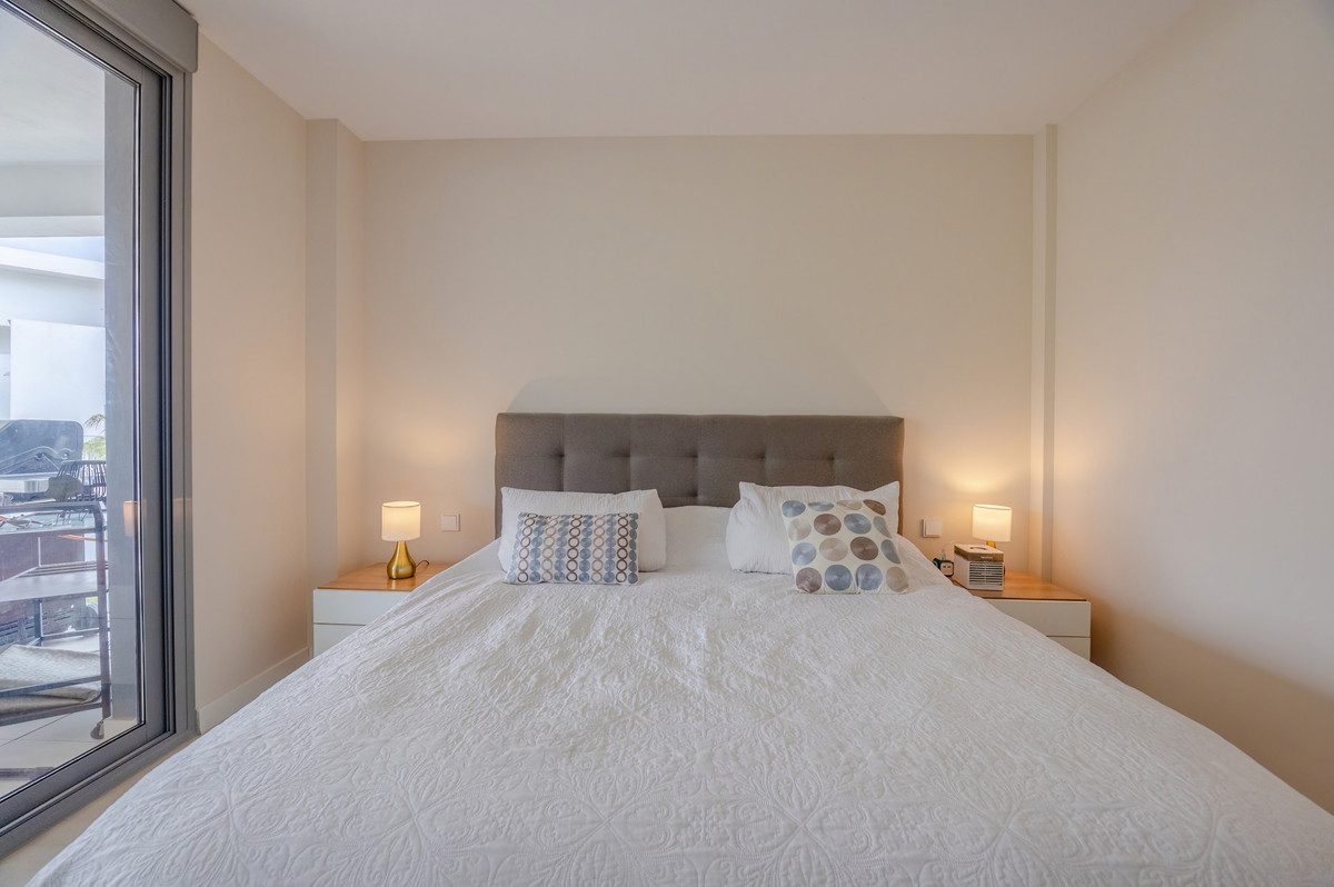 Middle Floor Apartment in Estepona, Costa del Sol – 2 beds – 515000 € - photo 10 of 50