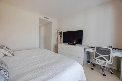 Middle Floor Apartment in Estepona, Costa del Sol – 2 beds – 515000 € - photo 11 of 50
