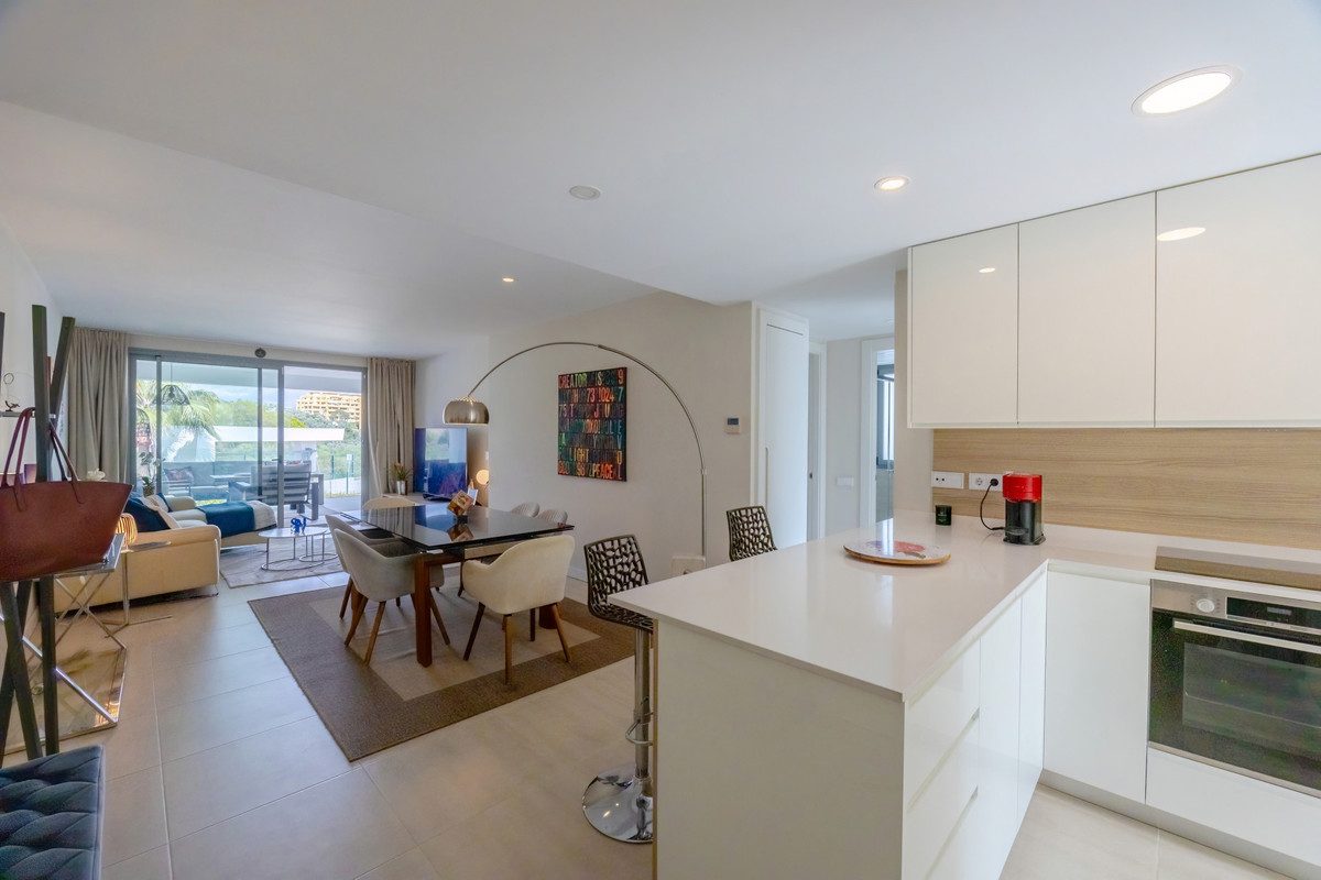 Middle Floor Apartment in Estepona, Costa del Sol – 2 beds – 515000 € - photo 16 of 50