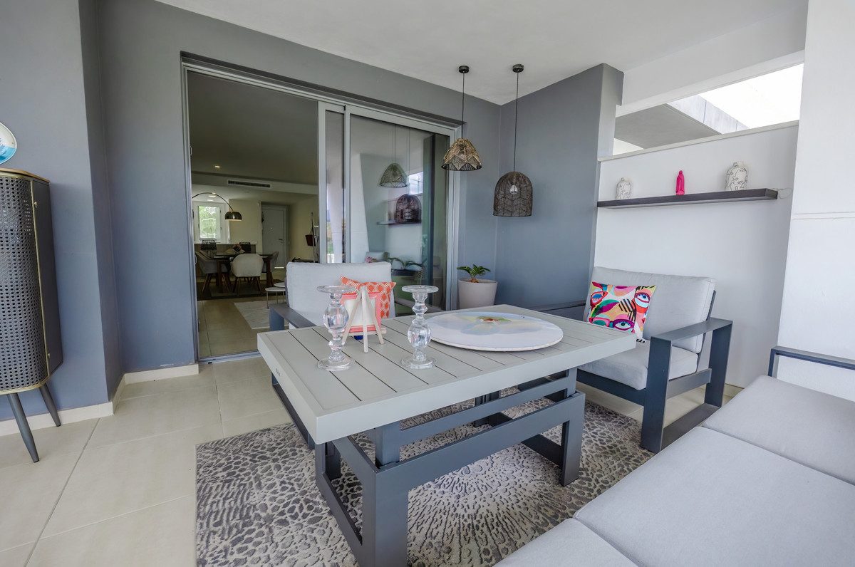 Middle Floor Apartment in Estepona, Costa del Sol – 2 beds – 515000 € - photo 26 of 50