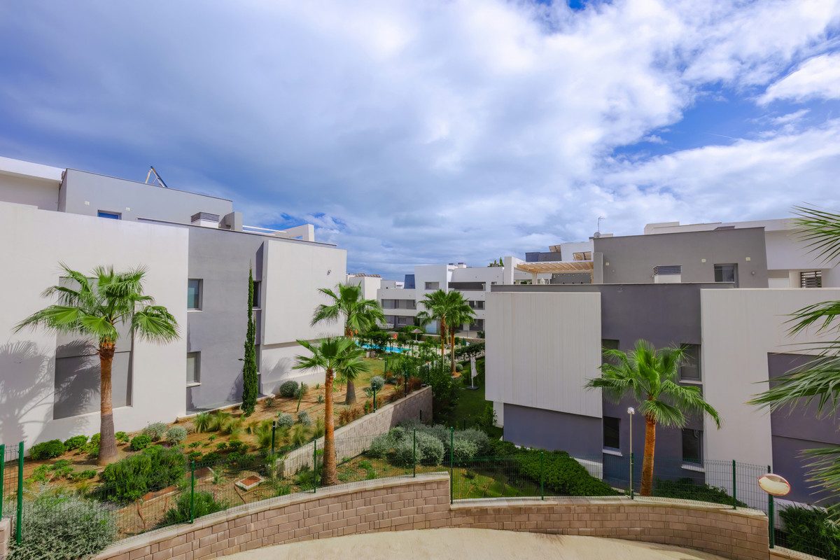 Middle Floor Apartment in Estepona, Costa del Sol – 2 beds – 515000 € - photo 27 of 50