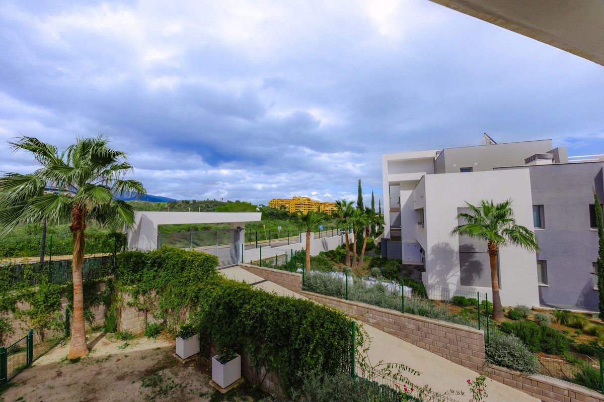 Middle Floor Apartment in Estepona, Costa del Sol – 2 beds – 515000 € - photo 28 of 50