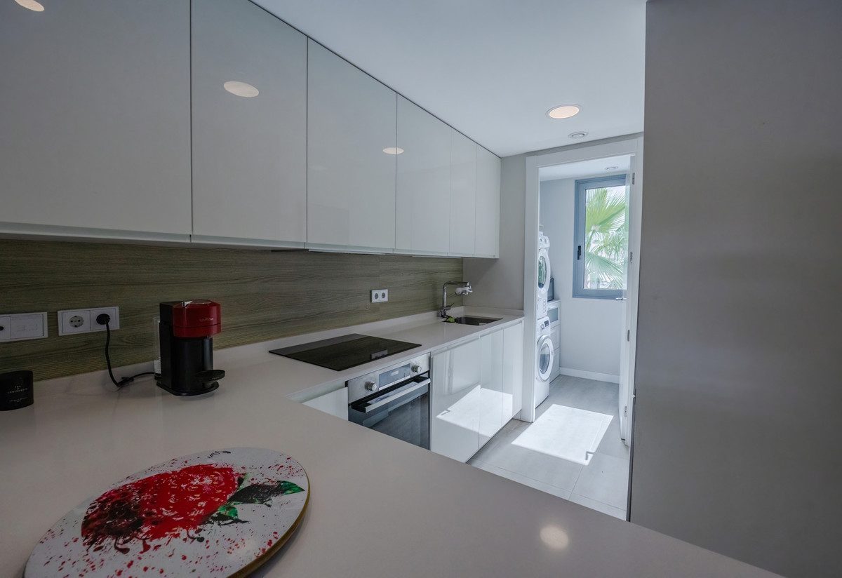 Middle Floor Apartment in Estepona, Costa del Sol – 2 beds – 515000 € - photo 31 of 50