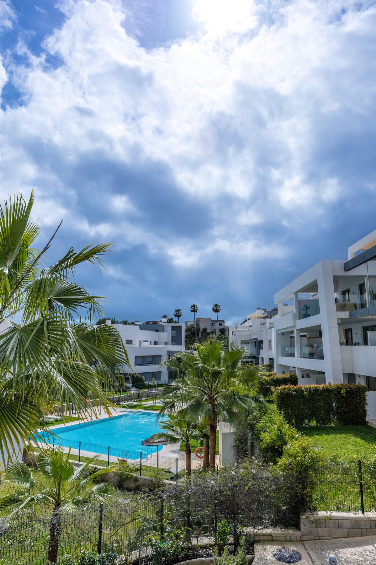 Middle Floor Apartment in Estepona, Costa del Sol – 2 beds – 515000 € - photo 40 of 50