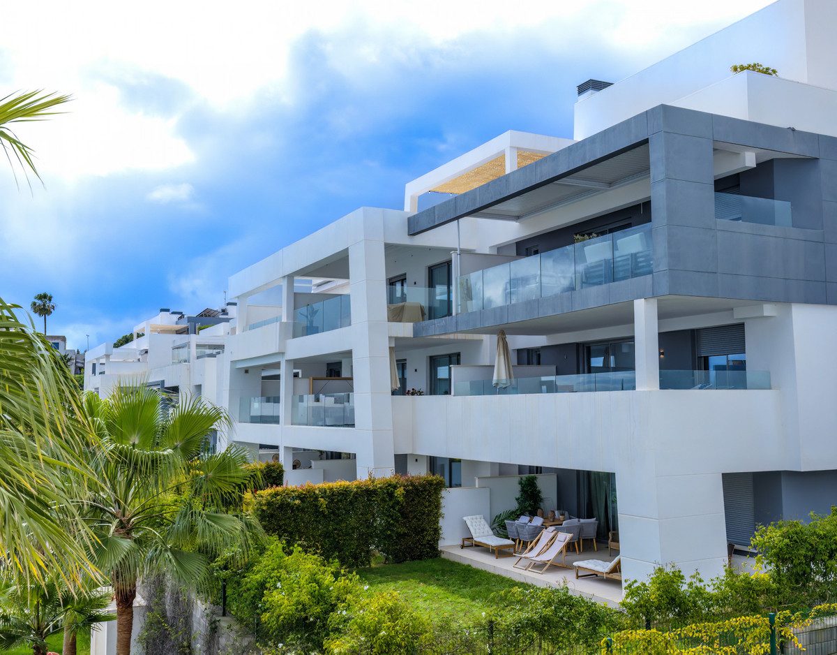 Middle Floor Apartment in Estepona, Costa del Sol – 2 beds – 515000 € - photo 41 of 50