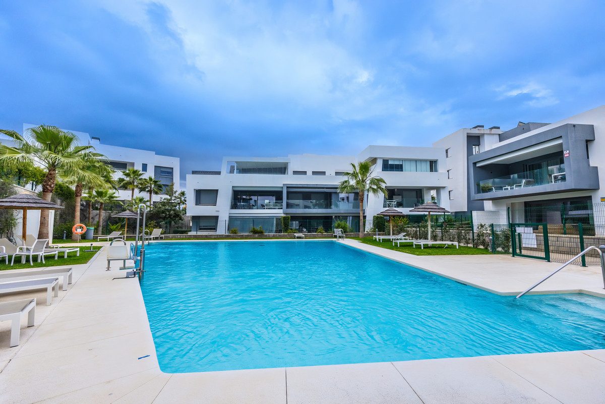 Middle Floor Apartment in Estepona, Costa del Sol – 2 beds – 515000 € - photo 44 of 50