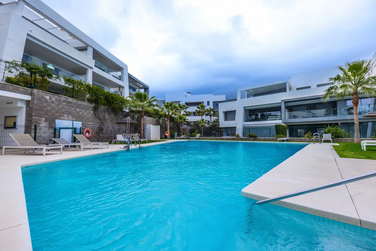 Middle Floor Apartment in Estepona, Costa del Sol – 2 beds – 515000 € - photo 45 of 50