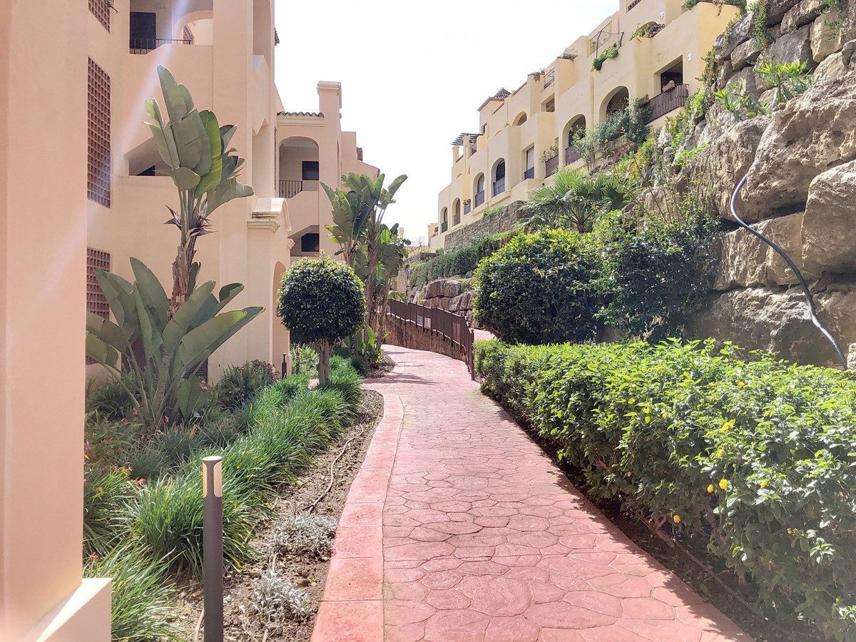 Middle Floor Apartment in Estepona, Costa del Sol – 3 beds – 499000 € - photo 6 of 52