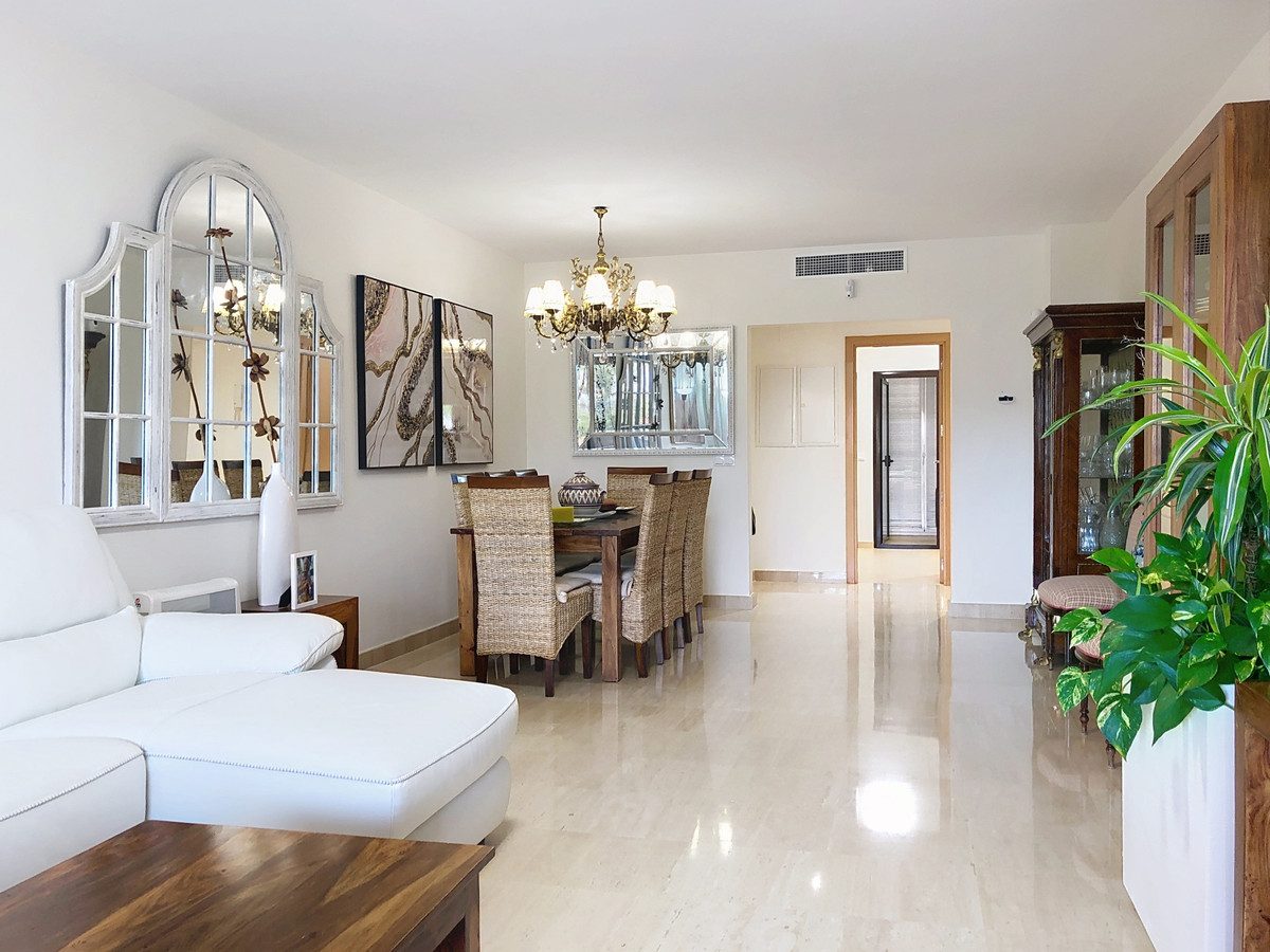 Middle Floor Apartment in Estepona, Costa del Sol – 3 beds – 499000 € - photo 12 of 52