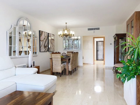 Middle Floor Apartment in Estepona, Costa del Sol – 3 beds – 499000 € - photo 12 of 52