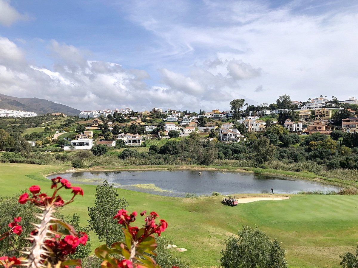 Middle Floor Apartment in Estepona, Costa del Sol – 3 beds – 499000 € - photo 15 of 52