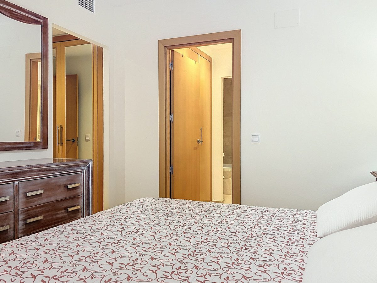 Middle Floor Apartment in Estepona, Costa del Sol – 3 beds – 499000 € - photo 37 of 52
