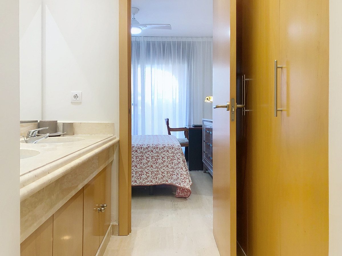 Middle Floor Apartment in Estepona, Costa del Sol – 3 beds – 499000 € - photo 38 of 52